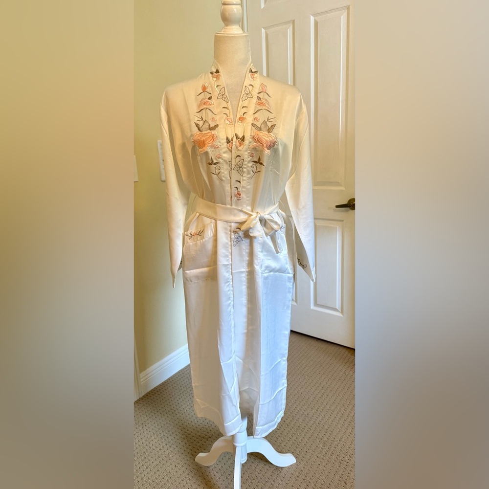 NWOT Elegant Floral Embroidered Silk Robe - Size S/M, Purchased in China